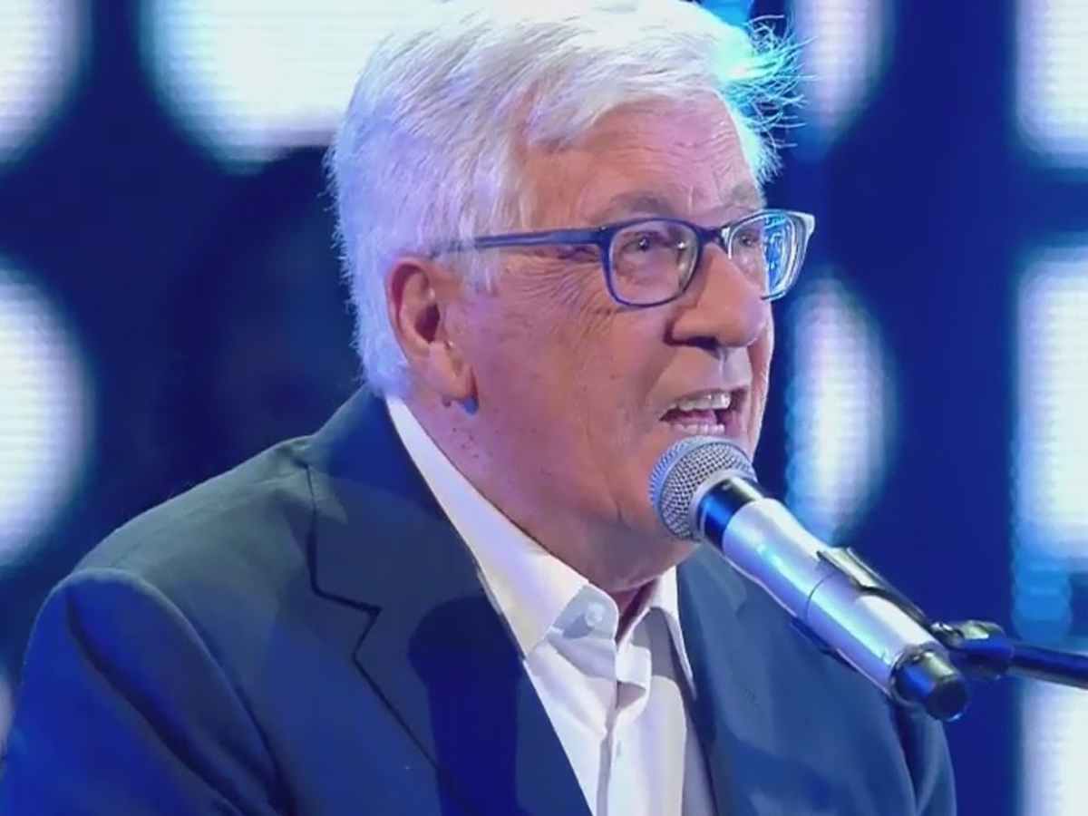 Peppino Di Capri si esibisce in una trasmissione televisiva