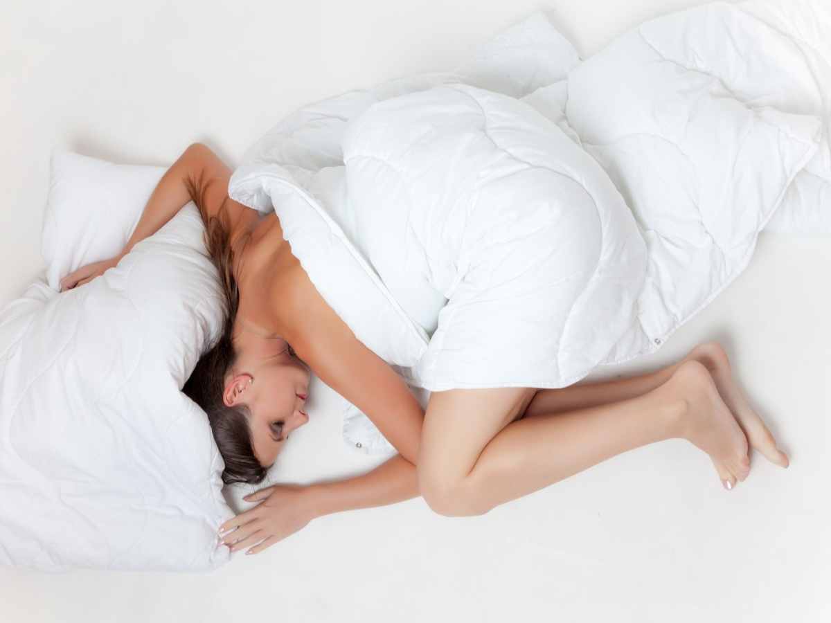 donna dorme rannicchiata