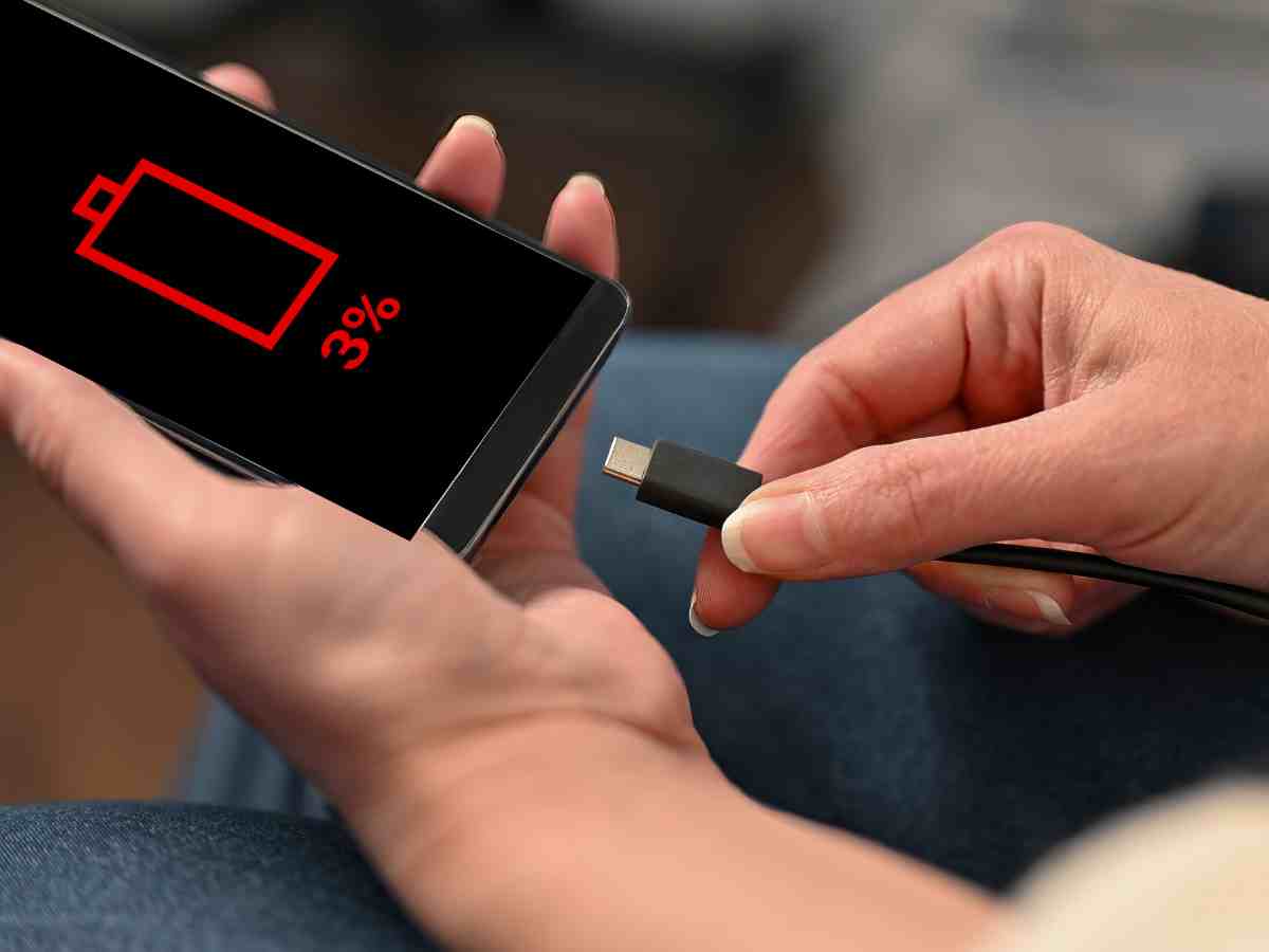 cellulare scarico e cavetto