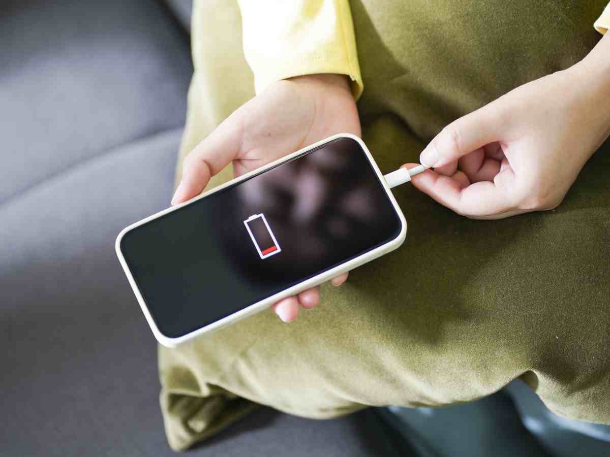 cellulare scarico e cavetto