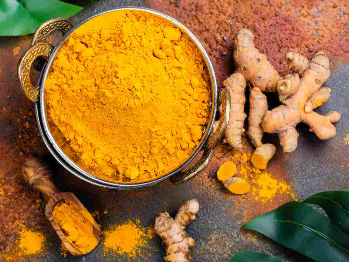 Curcuma e radici su un tavolo