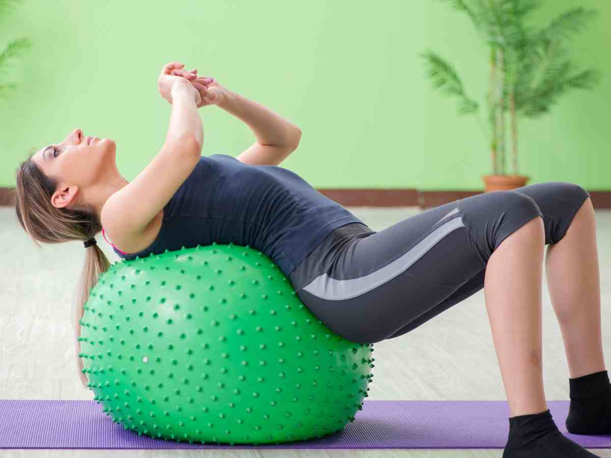 donna si allena con swiss ball