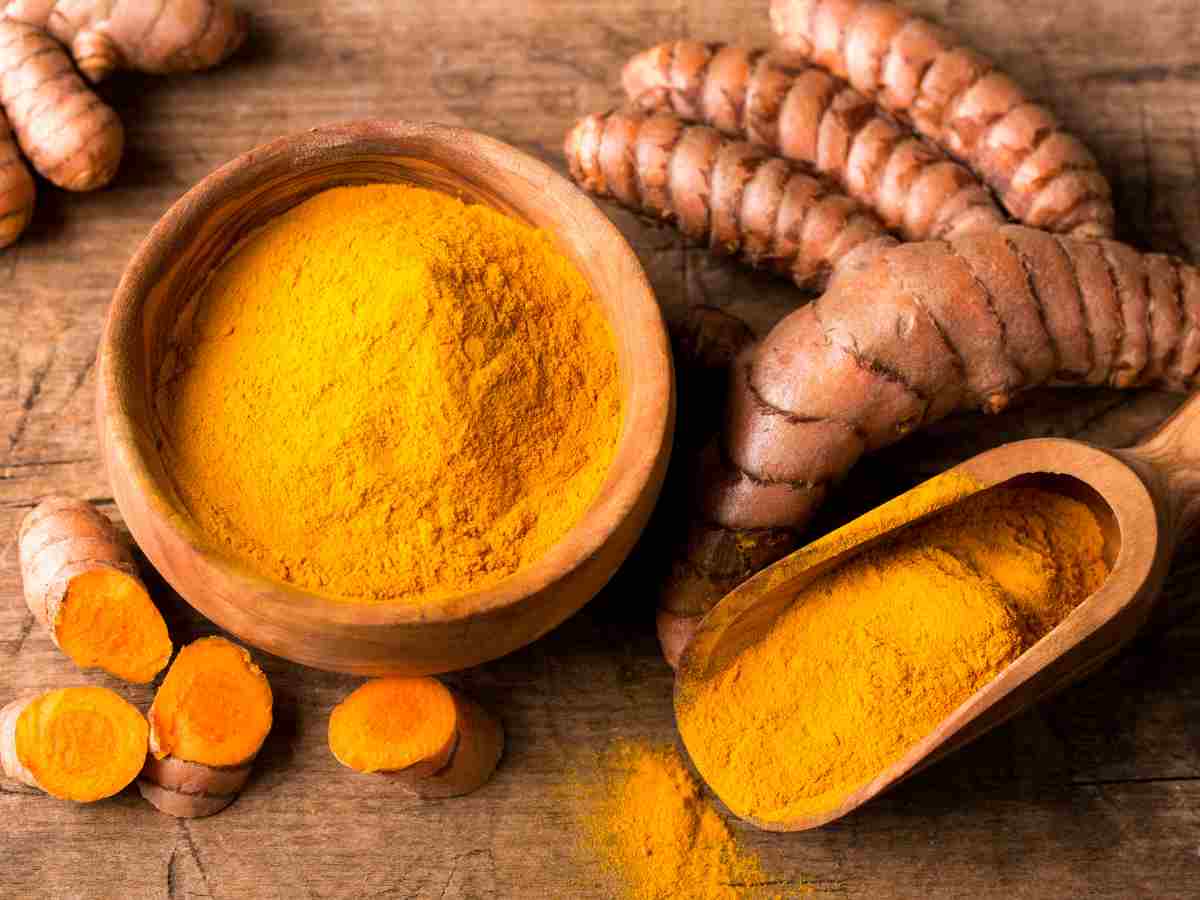 Curcuma e radici su un tavolo