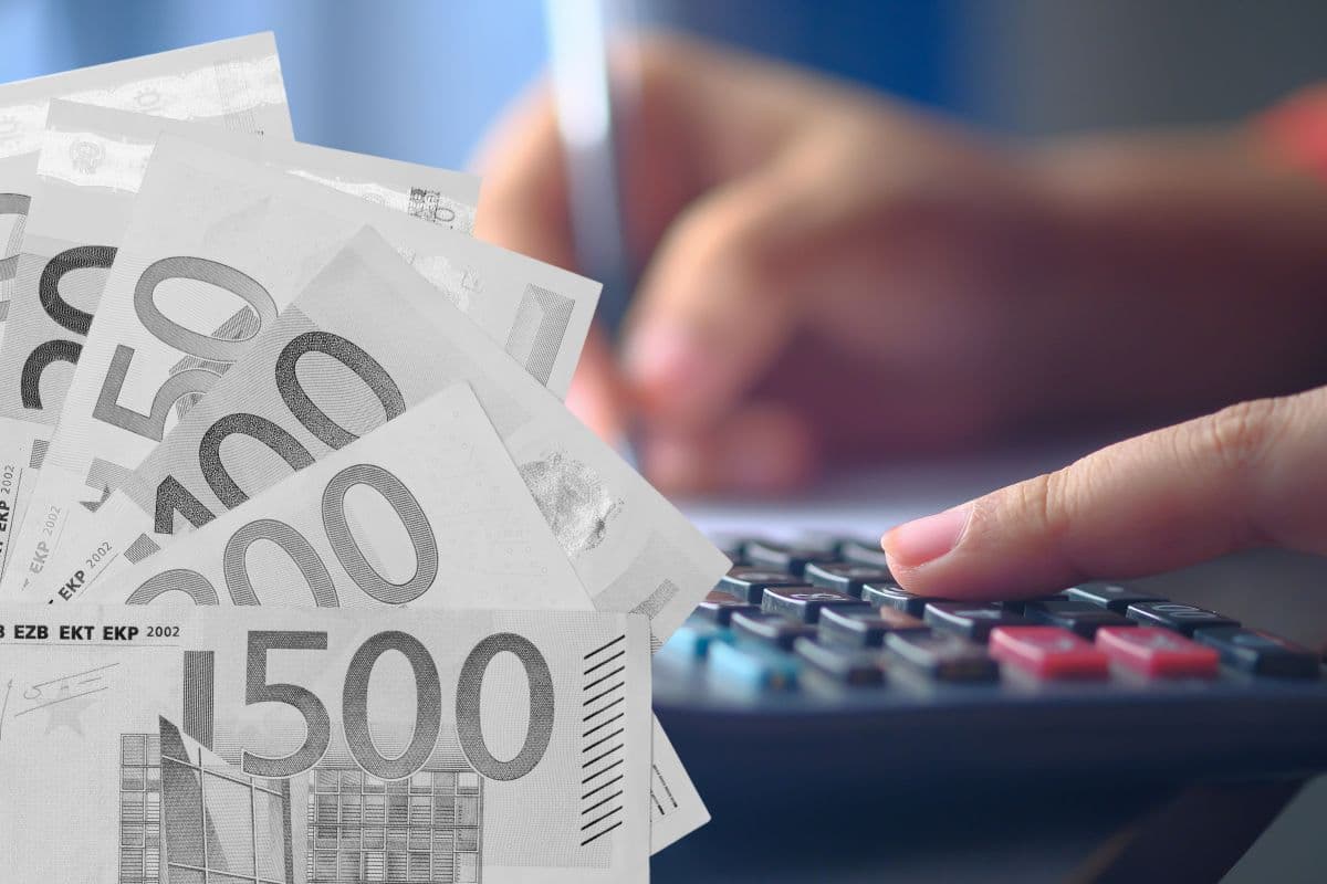 calcolatrice e banconote euro in bianco e nero