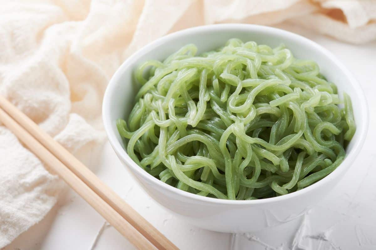Shirataki verdi in una ciotola