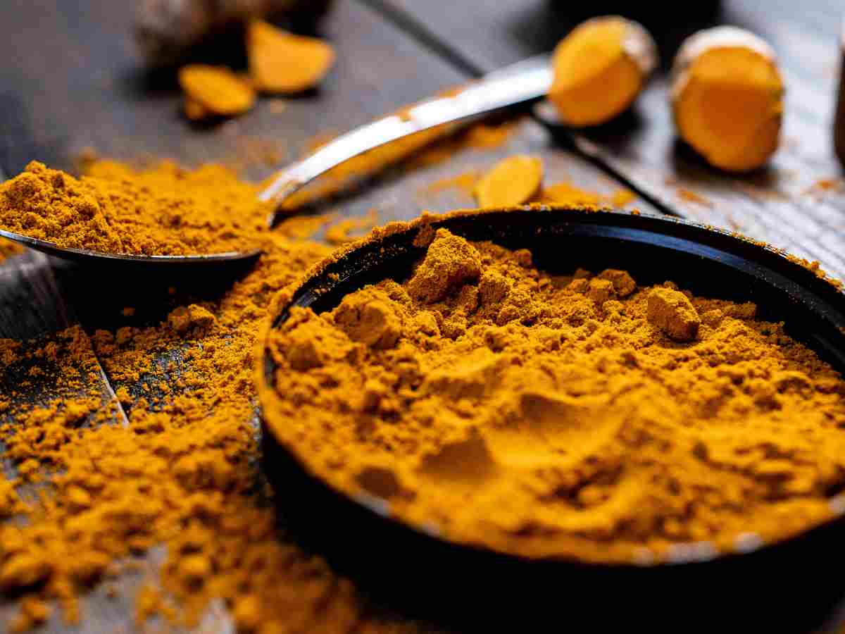 Curcuma su un tavolo