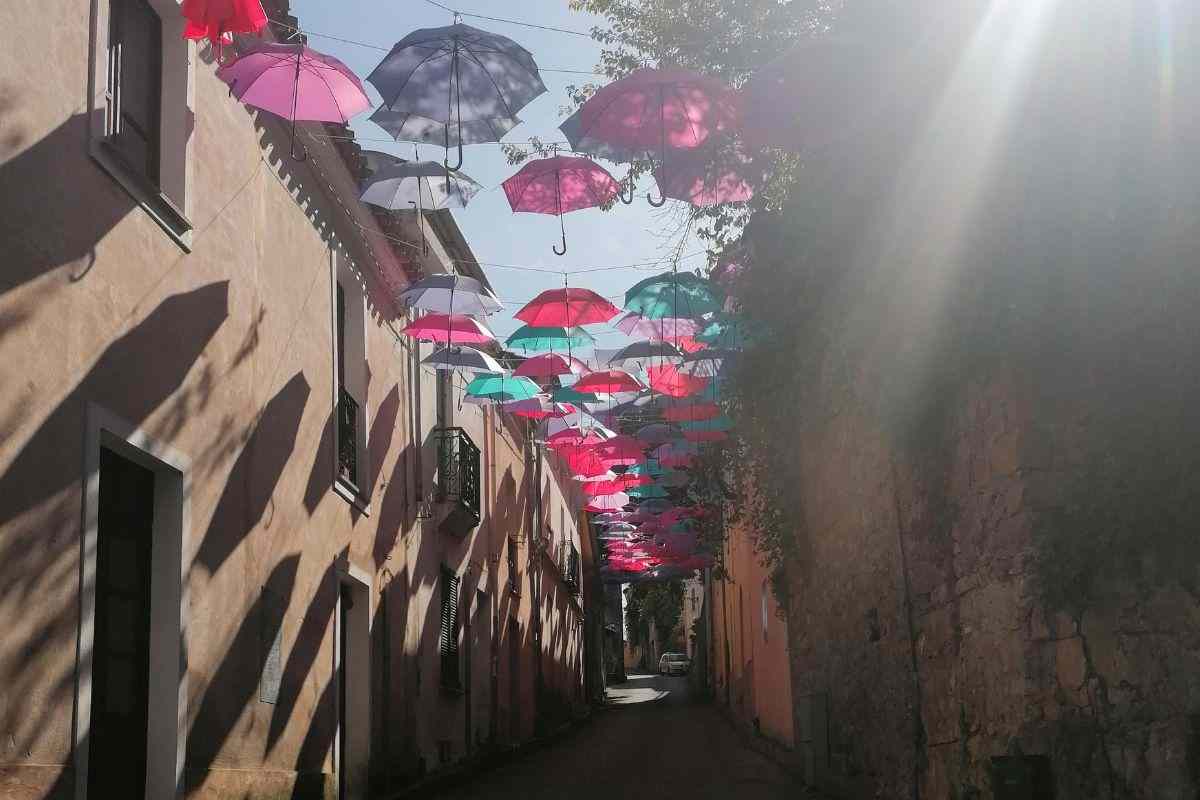 centro di sadali con ombrelli colorati per proteggere le persone dal sole