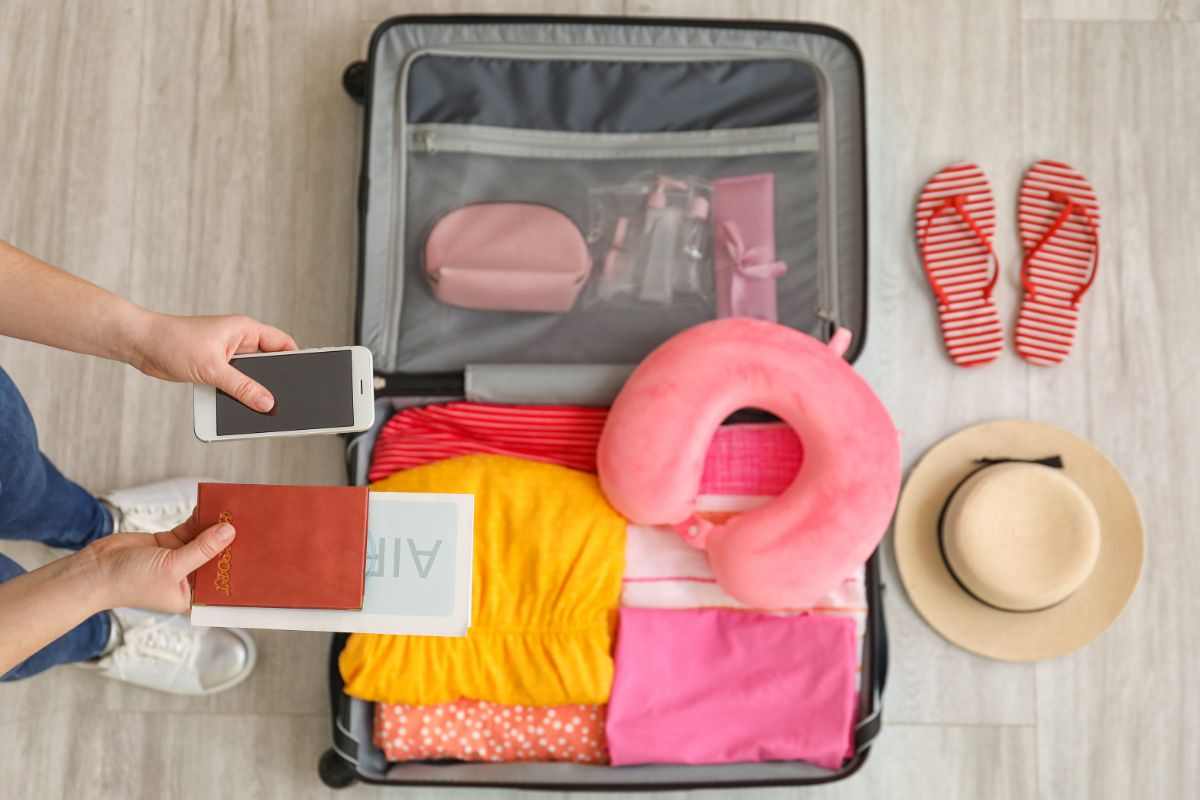 ragazza che prepara la valigia per un viaggio
