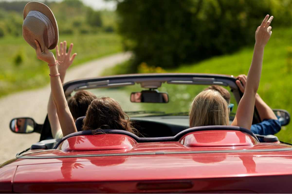 amici in viaggio su una macchina sportiva